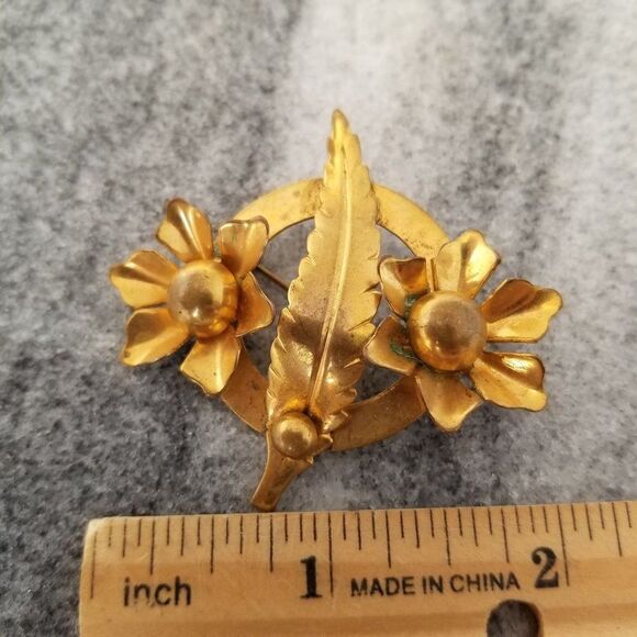 Vintage Flower and Leave Shaped Brooch, Gold Tone Lapel Pin, Estate - Picture 4 of 5